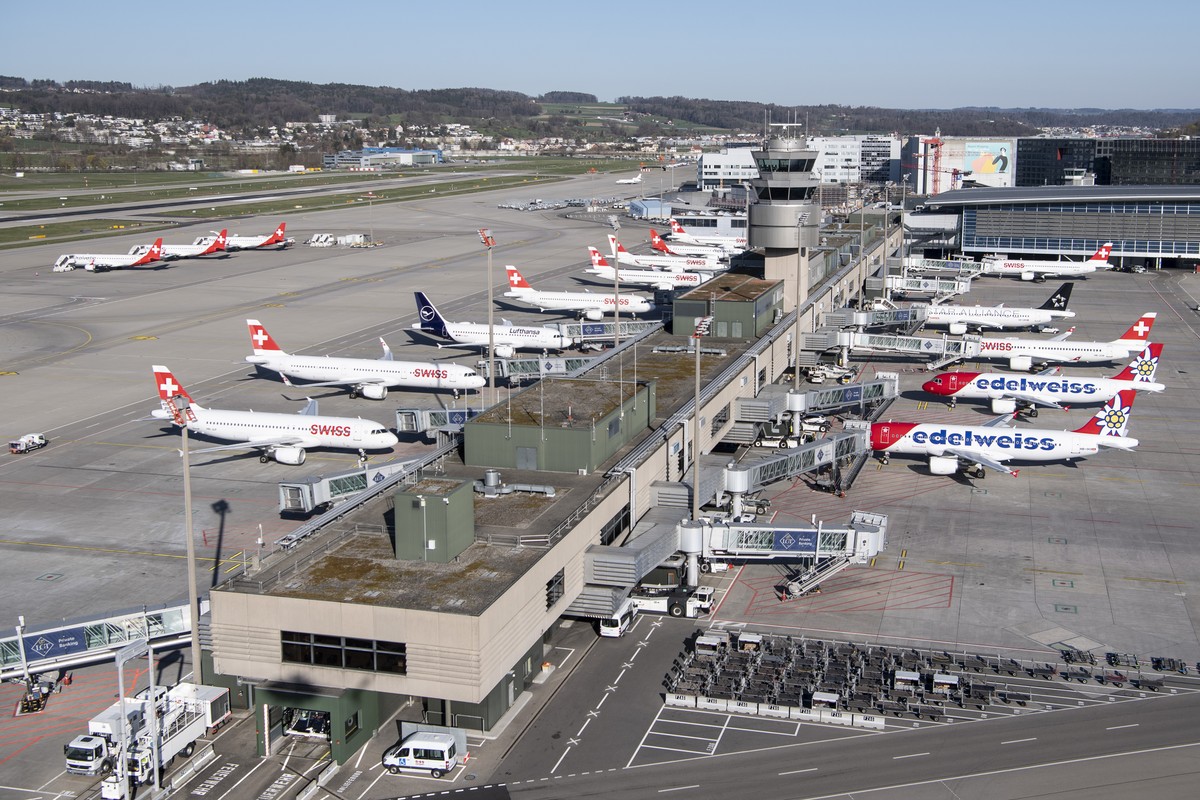 Parked planes of the airline Swiss at the airport in Zurich, Switzerland on Monday, 23 March 2020. The bigger part of the Swiss airplanes are not in use due to the outbreak of the coronavirus. (KEYSTO ...