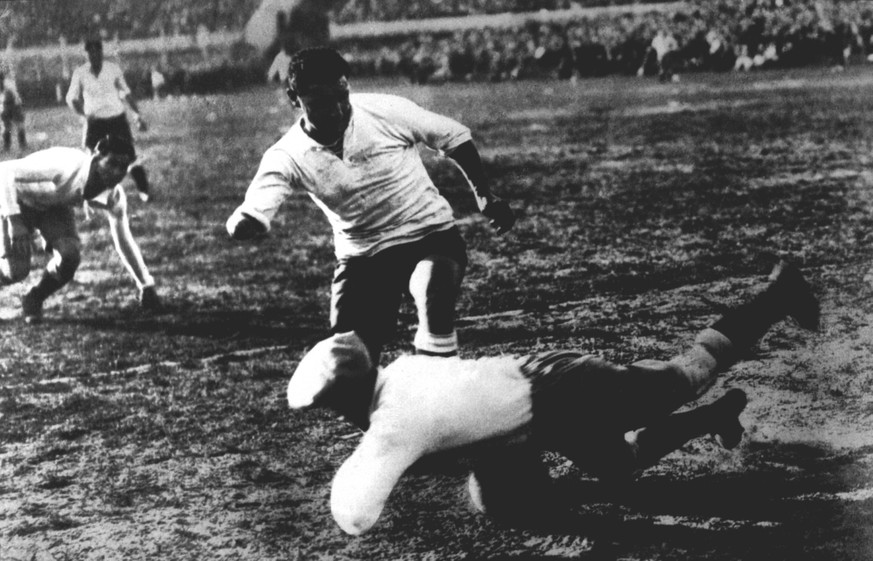 Goalkeeper Juan Botasso ARG vs Hector Castro URU - Final 1930 World Cup PUBLICATIONxINxGERxSUIxAUTxONLY UnitedArchives00506991
