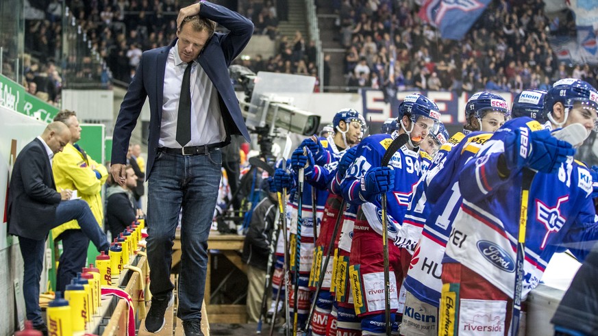 EHC Kloten Cheftrainer Kevin Schlaepfer fasst sich an den Kopf waehrend dem Eishockey-Meisterschaftsspiel der National League zwischen dem EHC Kloten und den ZSC Lions am Samstag, 4. November 2017, in ...