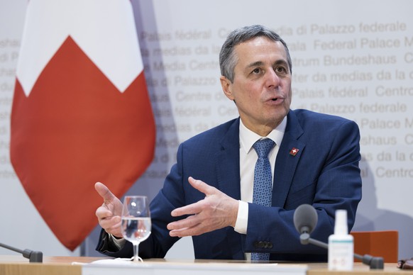 Der neu gewaehlte Bundespraesident Ignazio Cassis hoert sich waehrend einer Medienkonferenz eine Frage an, am Mittwoch, 8. Dezember 2021, in Bern. (KEYSTONE/Peter Klaunzer)