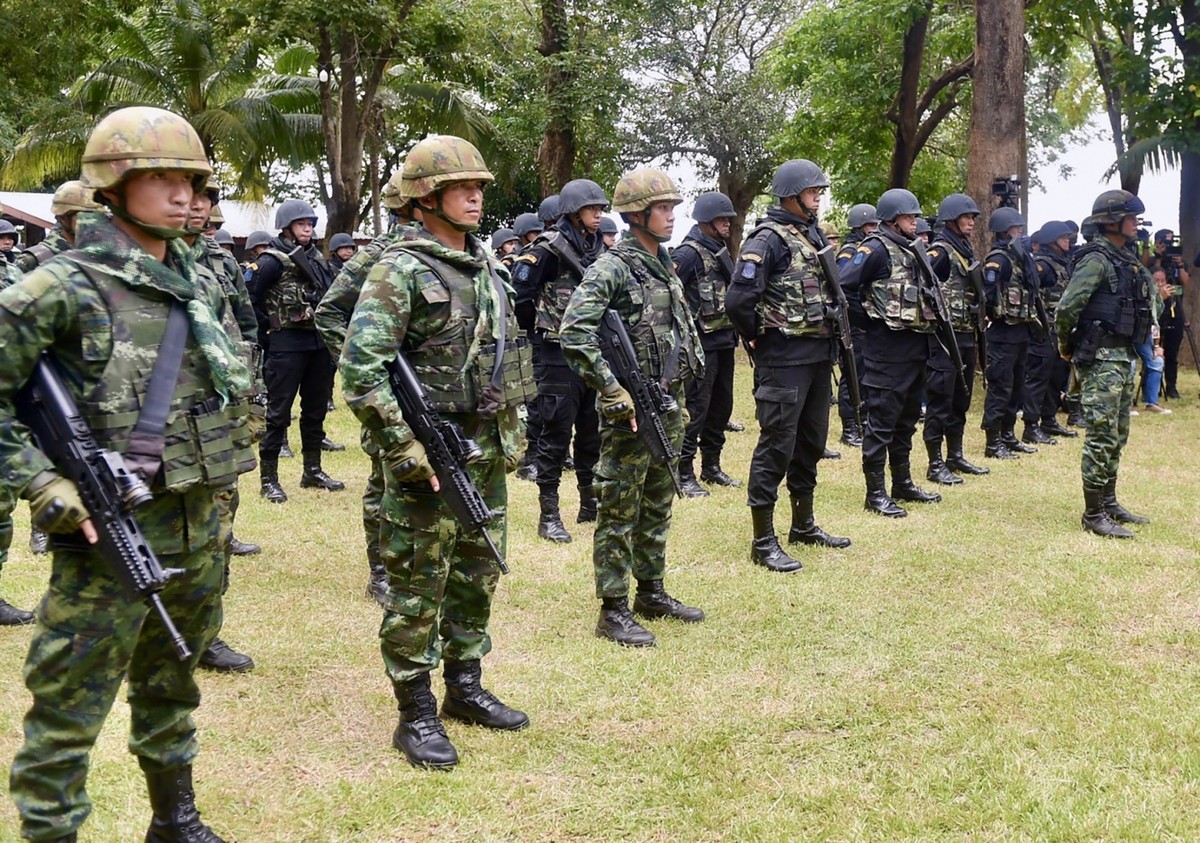 epa12198142 A handout photo made available by Royal Thai Government shows Thai soldiers stand in position during Thailand's Prime Minister Paetongtarn Shinawatra (not in picture) visit to the clo ...