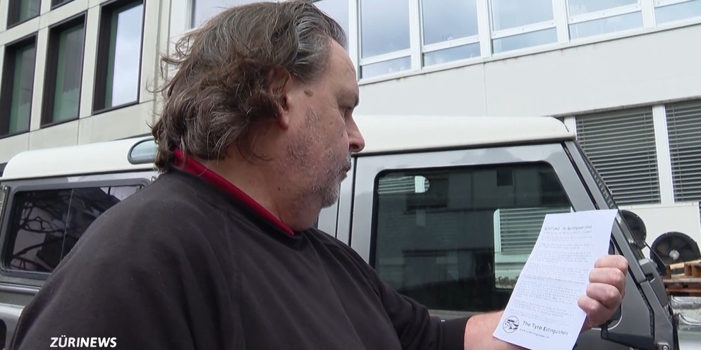 Das Kollektiv «The Tyre Extinguisher» ruft im Namen des Klimas seit März weltweit zum «Lüften» von SUV-Reifen aus. Nun haben sie bei Silvio Galbuccis Fahrzeug zugeschlagen: Seine Reifen sind platt. Hi ...