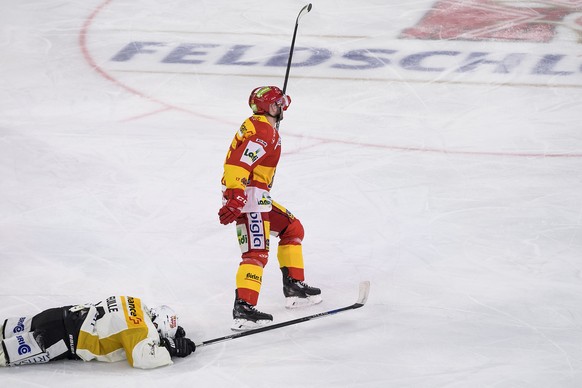 L&#039;attaquant biennois Jacob Micflikier, droite, laisse eclater sa joie apres le 3:2 a cote de la deception de l&#039;attaquant luganais Sebastien Reuille, gauche, lors de la rencontre du championn ...