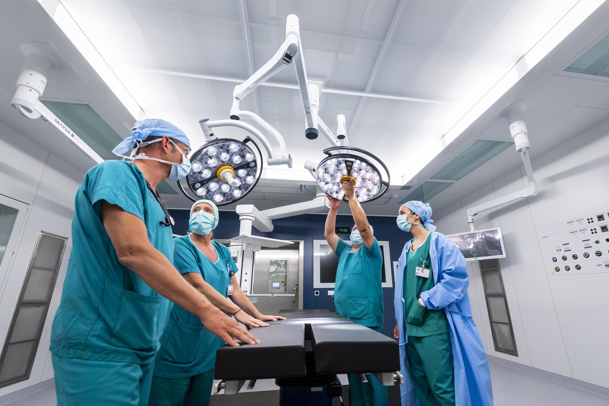 Patrick Schoettker, chef du service d'anesthesiologie, Caroline Delgrange, cheffe du bloc operatoire, Julien Didier, ingenieur biomedical, et Emilie Uldry, chirurgienne cadre du service de chirur ...
