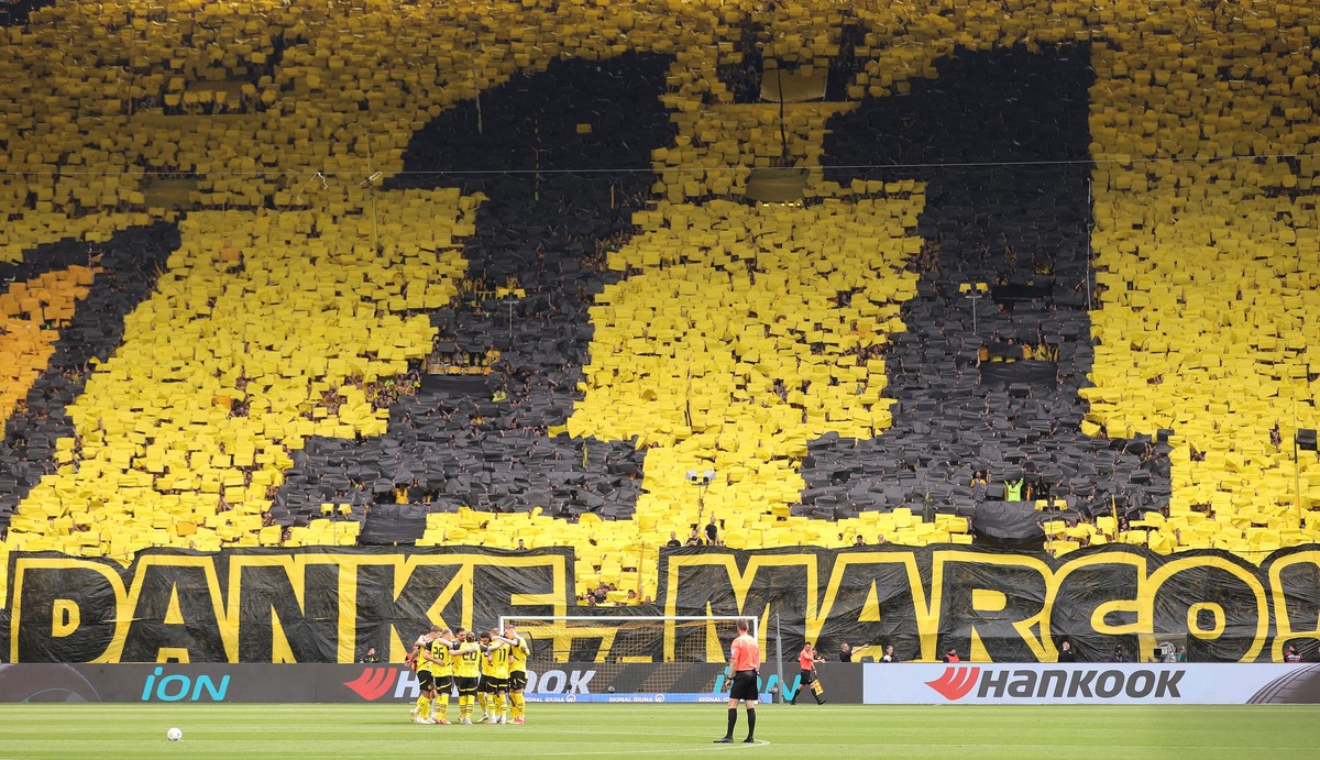 epa11350340 Borussia Dortmund fans thank Dortmund's Marco Reus with a choreography prior to the German Bundesliga soccer match between Borussia Dortmund and SV Darmstadt 98 in Dortmund, Germany,  ...