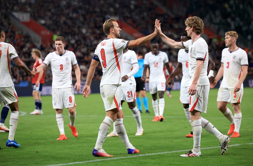 epa13271620 Harry Kane (C) of England celebrates with teammate Anthony Gordon after scoring his team's second goal during the UEFA Nations League match between Czechia and England in Prague, Czec ...