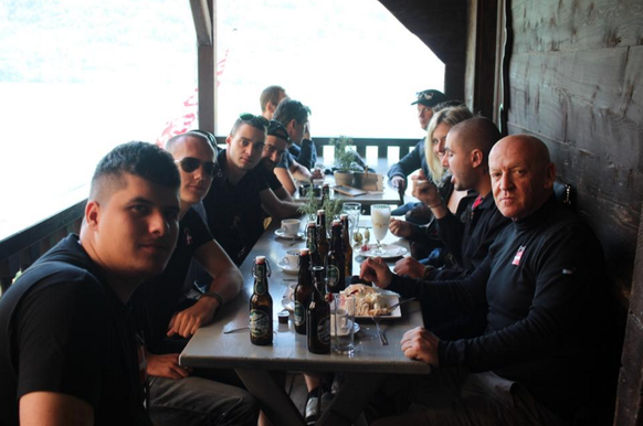 Die PNS-Rütlifans beim Desserschlemmen in der Bergbeiz.