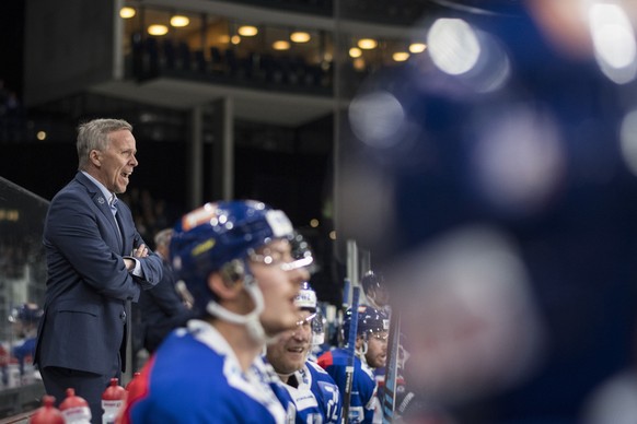 Der Zuercher Trainer Hans Wallson beim Eishockeyspiel der National League ZSC Lions gegen dem HC Lugano im Hallenstadion in Zuerich, aufgenommen am Dienstag, 20. September 2016. (KEYSTONE/Ennio Leanza ...