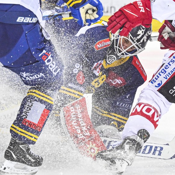 Torhueter Sandro Aeschlimann stoppt einen Puck in Spiel 4 des Playoff 1/4 Final Eishockeyspiels der National League zwischen dem HC Davos und den Rapperswil-Jona Lakers, am Donnerstag, 31. Maerz 2022, ...