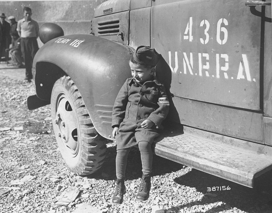 Joseph Schleifstein kurz nach der Befreiung. Josephs Mutter wurde nach Bergen-Belsen geschickt, aber auch sie überlebte. Die Familie emigrierte 1948 in die USA.