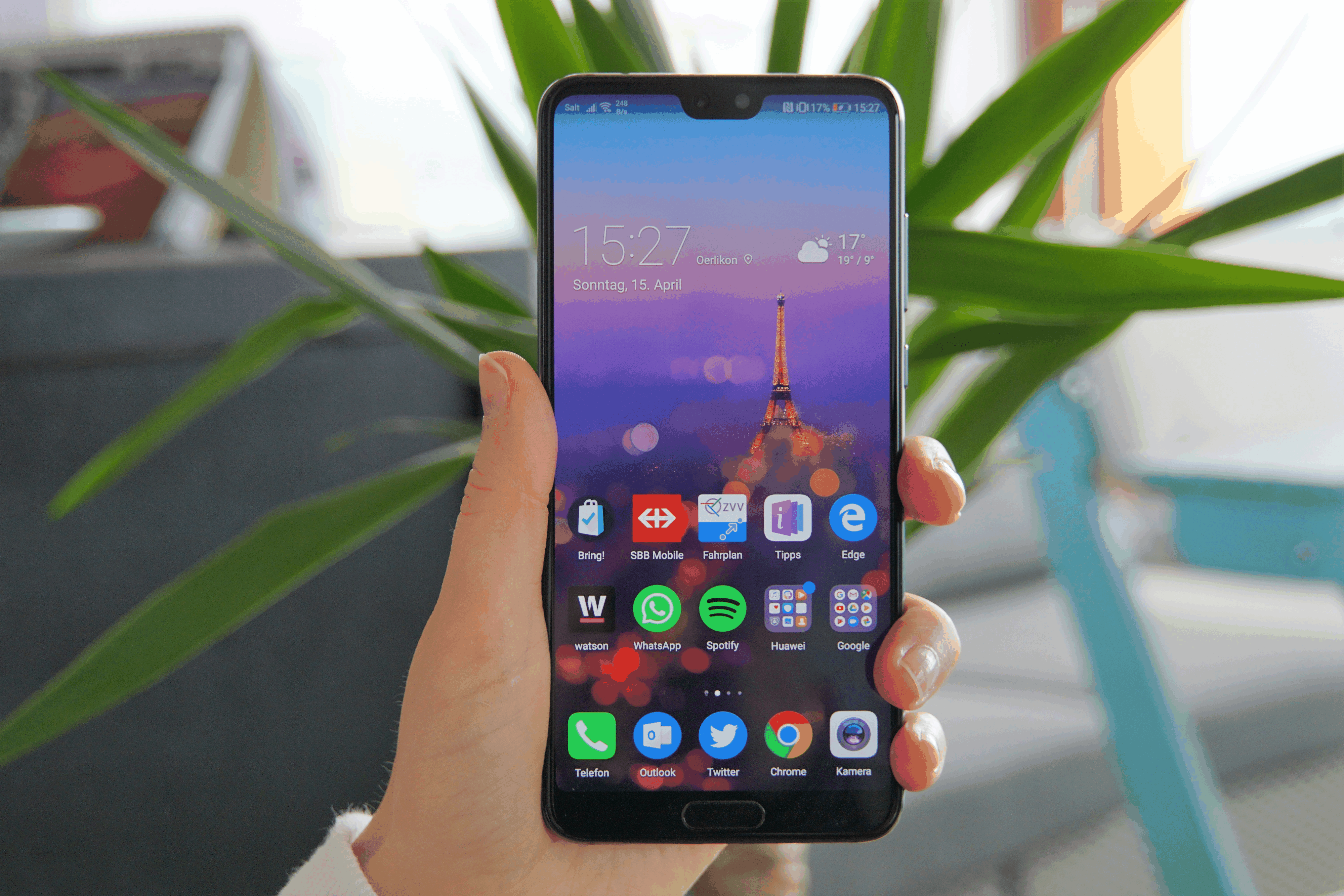 Huawei zieht das Display in die Länge, ohne das Smartphone breiter zu machen. Das Gerät liegt so besser in der Hand, als es die Displaygrösse von 6,1 Zoll vermuten lässt.