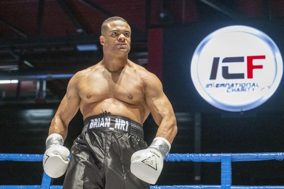 Der Schweizer Boxer Brian Keller feiert seinen Sieg gegen Claude Wilfried aus Kongo waehrend einem Boxkampf anlaesslich der ICF Fight-Night in der AXA Arena in Winterthur am Samstag, 26. April 2025. ( ...