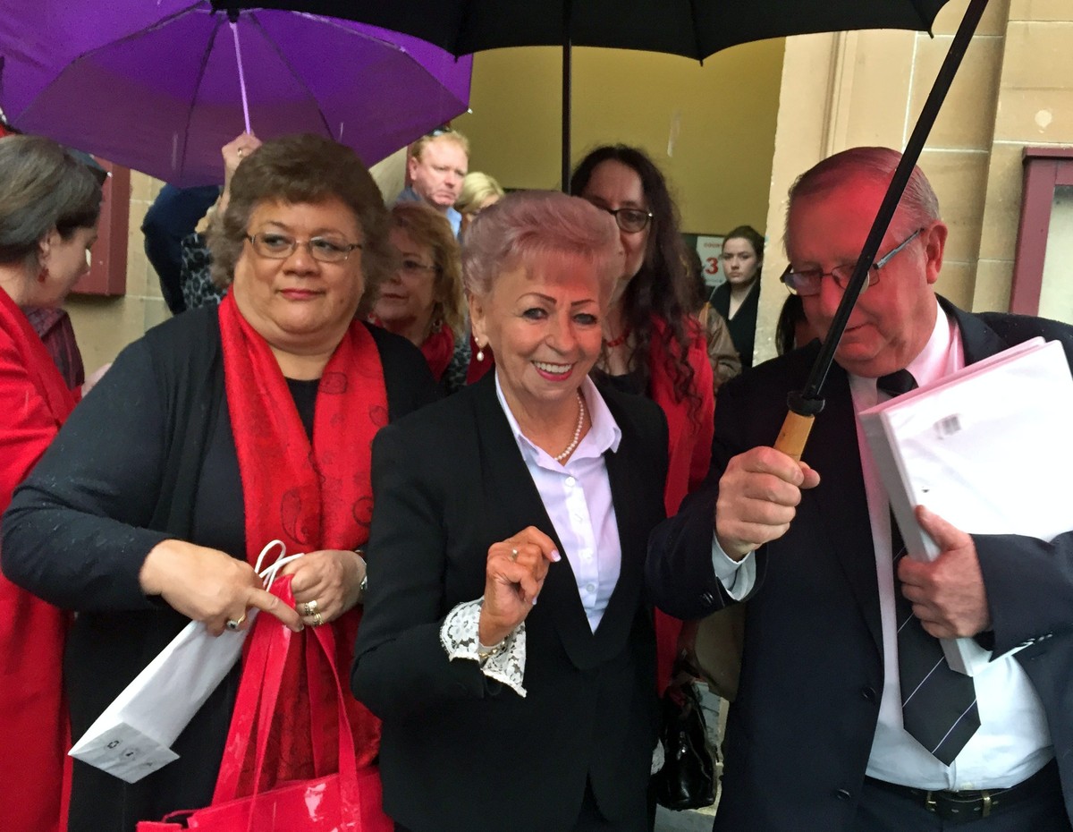 Roseanne Beckett (Mitte) beim Verlassen des Gerichtssaals in&nbsp;Sydney.
