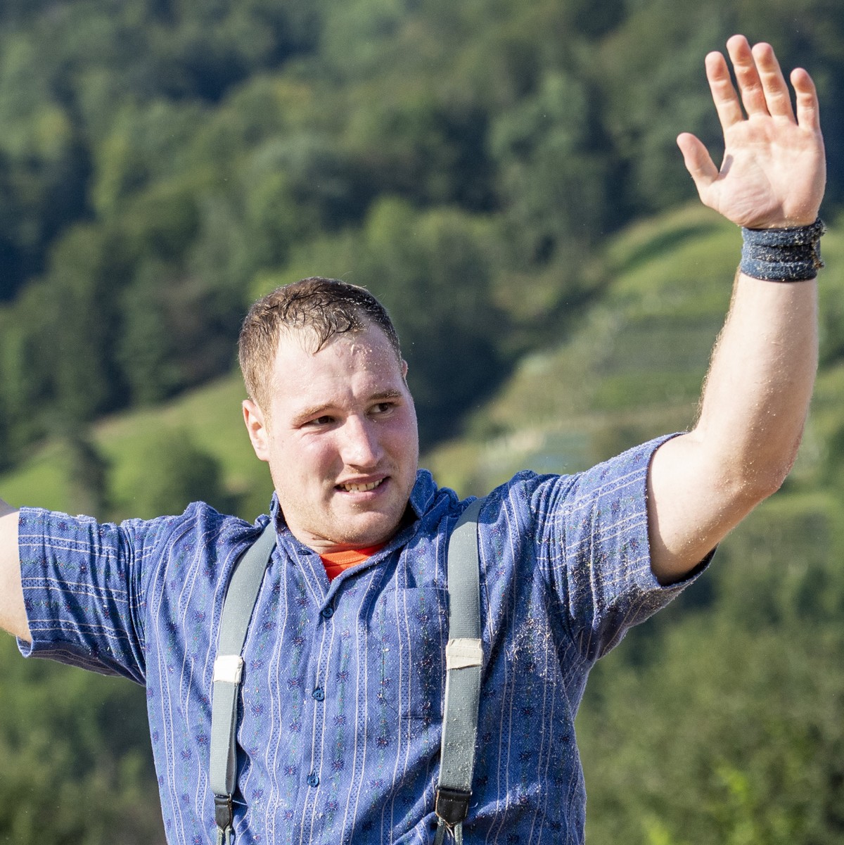 Joel Wicki feiert seinen Festsieg nach dem Schlussgang gegen Erich Fankhauser, unten, im Schlussgang beim 101. Luzerner Kantonalen Schwingfest vom Sonntag. 12. September 2021 in Schachen. (KEYSTONE/Ur ...