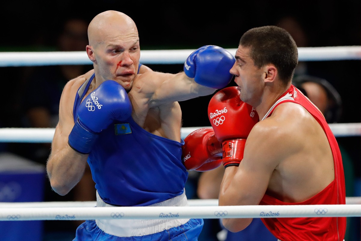 epa05488384 Evgeny Tishchenko of Russia (red) and Vassiliy Levit of Kazakhstan in action during the men's Heavy 91kg final bout of the Rio 2016 Olympic Games Boxing events at the Riocentro in Rio ...