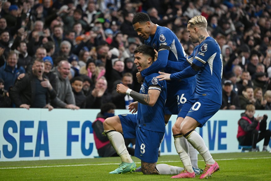 epa11009290 Chelsea&#039;s Enzo Fernadez (left) celebrates scoring their third goal with team mates Levi Colwill (centre) and Mykhailo Mudryk (right) during the English Premier League soccer match bet ...