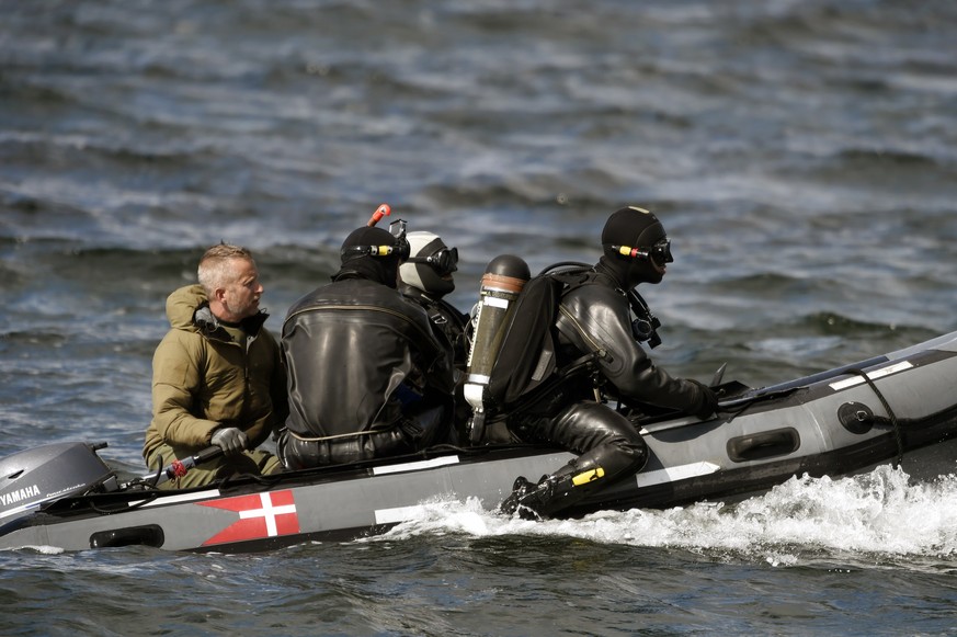 epa06156053 Divers from the Danish Defence Command is preparing for a dive in Koge Bugt near Amager in Copenhagen, Denmark, 22 August 2017 where a woman torso was found on 21 August 2017. A Swedish jo ...