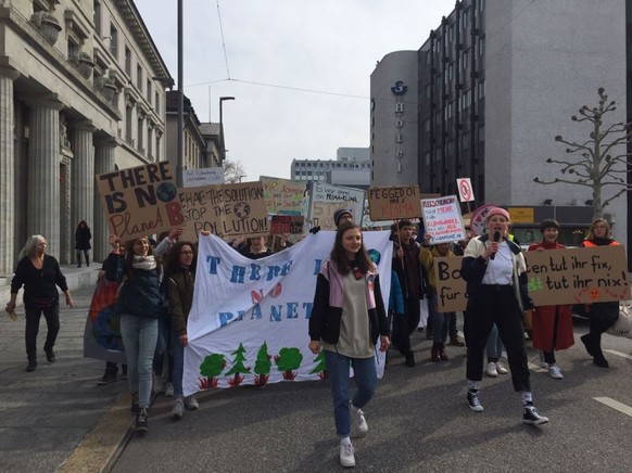 Sie machten den Anfang: 200 bis 300 Teilnehmende gingen am Samstagmorgen in Aarau auf die Strasse.