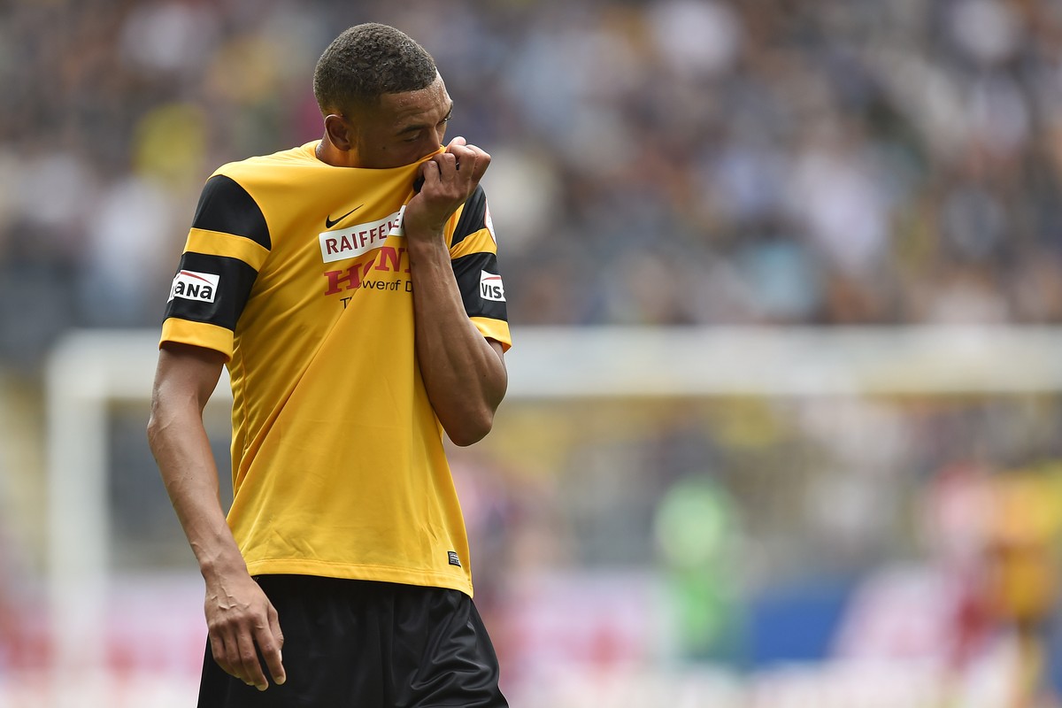 Für Guillaume Hoarau ist die Partie nach einer Tätlichkeit kurz vor der Halbzeit zu Ende.&nbsp;