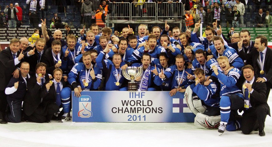 epa02735202 Finland players pose with the trophy after the Ice Hockey World Championship final match between Sweden and Finland at the Orange Arena in Bratislava, Slovakia, 15 May 2011. Finland won 6- ...
