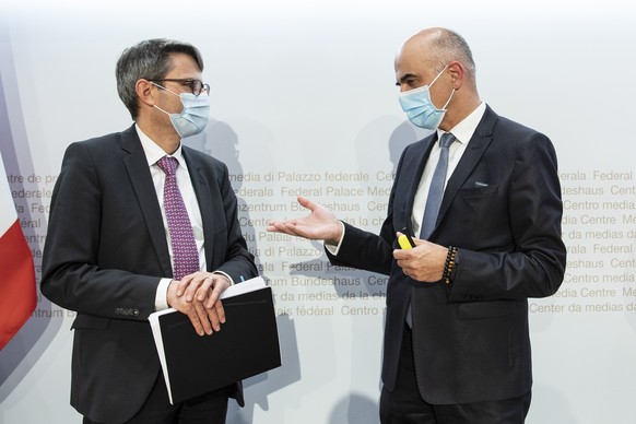 Bundesrat Alain Berset, rechts, und Regierungsrat Lukas Engelberger, Regierungsrat (BS) und Praesident der Konferenz der kantonalen Gesundheitsdirektorinnen und -direktoren, sprechen an einer Medienko ...