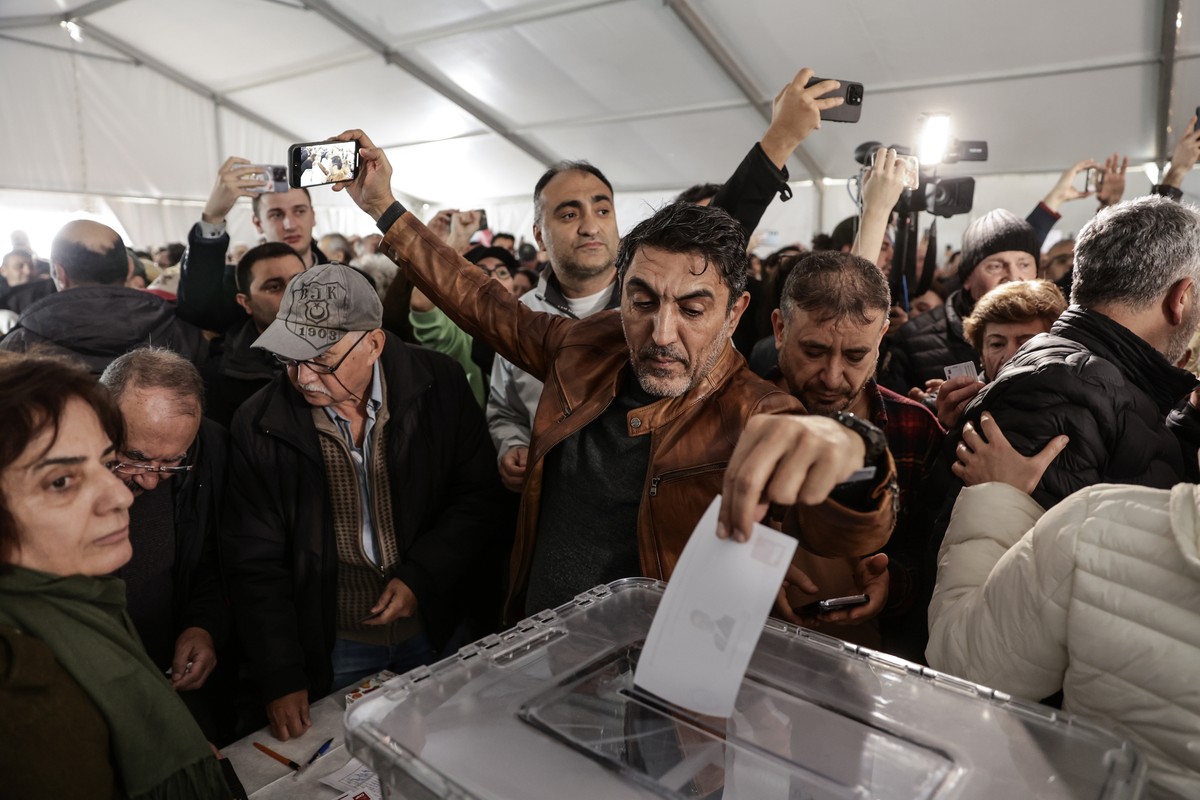 epa11982872 People vote during the presidential primaries for the only candidate, Ekrem Imamoglu, of the opposition Republican People's Party (CHP) at a polling station in Istanbul Municipality i ...