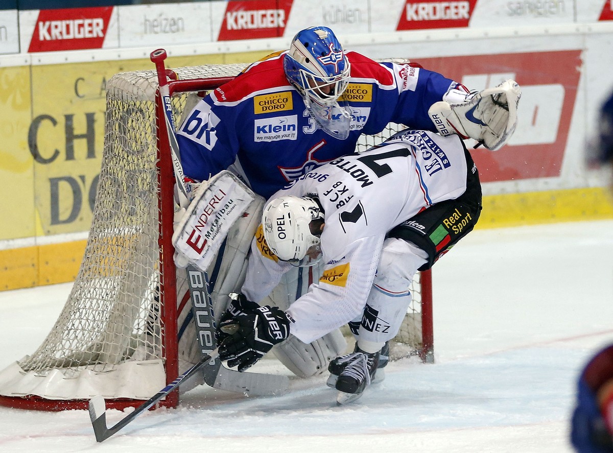 HC Fribourg-Gotteron Stuermer Killian Mottet, rechts, kollidiert mit EHC Kloten Torhueter Luca Boltshauser waehrend dem Eishockey-Meisterschaftsspiel der National League A zwischen dem EHC Kloten und  ...