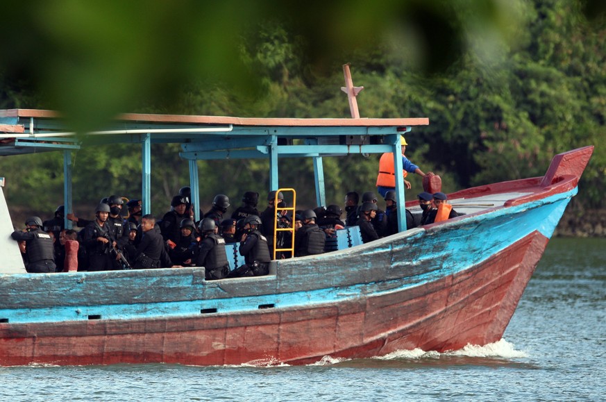 Bei den Männern auf diesem Schiff handelt es sich wahrscheinlich um die Leute, die das Todesurteil der acht Drogenschmuggler ausführen mussten. Velosos Hinrichtung wurde im letzten Moment verschoben.