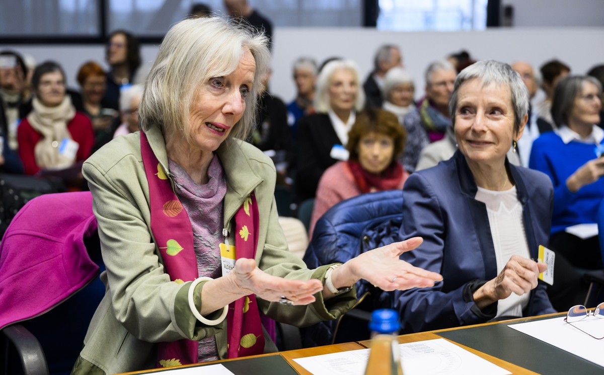 Wydler-Waelti, gauche, co-presidente et Anne Mahrer, droite, co-presidente, des Ainees pour la protection du climat (KlimaSeniorinnen) reagissent dans la salle d'audience lors d'une audience ...