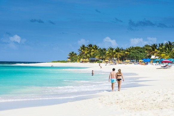 Couple walking on world class Shoal Bay East beach, Anguilla, British Oversea territory, West Indies, Caribbean, Central America PUBLICATIONxINxGERxSUIxAUTxONLY Copyright: MichaelxRunkel 1184-1172

CO ...