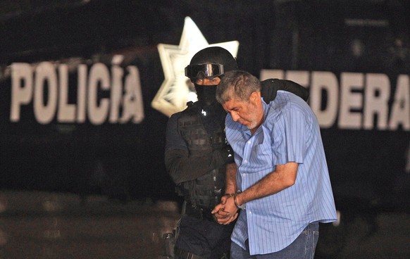 Ein Polizist führt Vicente Carrillo Fuentes ab.