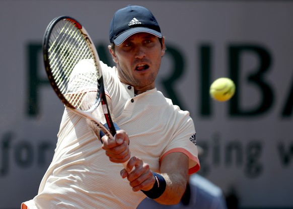 epa06780276 Mischa Zverev of Germany plays Kevin Anderson of South Africa during their menâs third round match during the French Open tennis tournament at Roland Garros in Paris, France, 02 June 201 ...