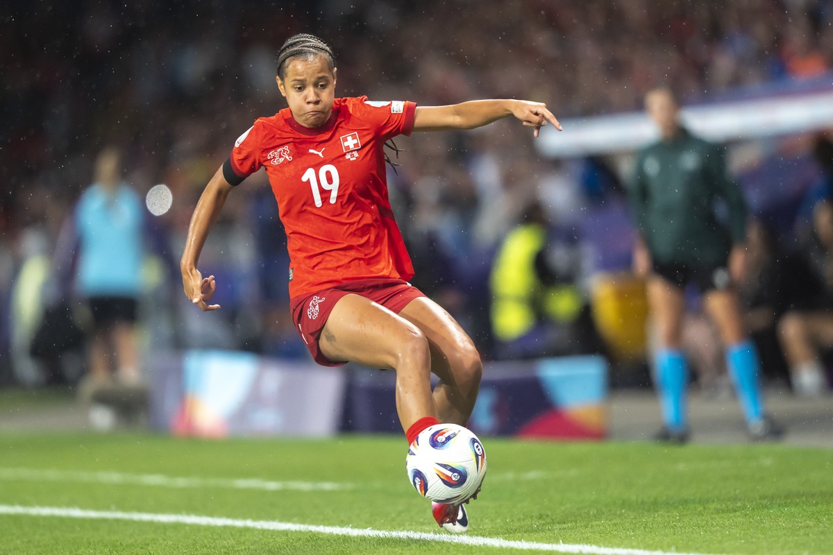 epa12221250 Switzerland's Iman Beney in action during the UEFA Women's EURO 2025 group stage soccer match between Switzerland and Iceland in Bern, Switzerland, 06 July 2025. EPA/TIL BUERGY E ...