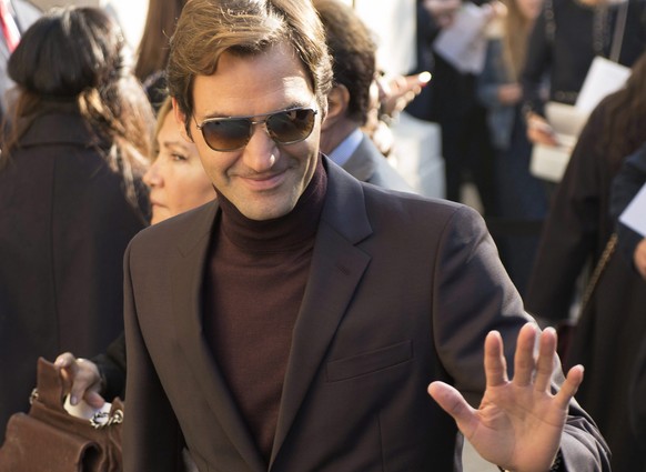 epa05569323 Swiss tennis player Roger Federer arrives for the presentation of the Spring/Summer 2016/2017 collection by German designer Karl Lagerfeld for Chanel fashion house during the Paris Fashion ...