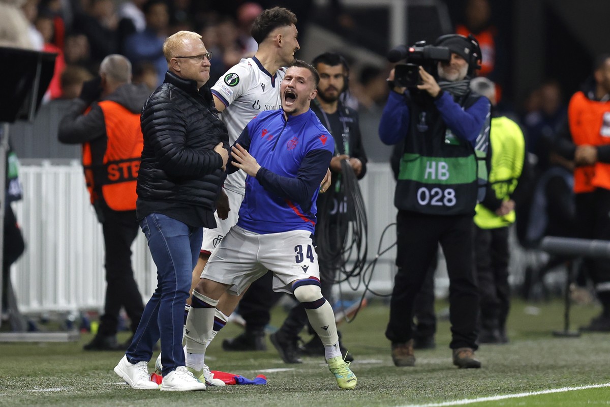 epa10582873 Basel's head coach Heiko Vogel (L) and captain Taulant Xhaka celebrate after the UEFA Europa Conference League quarter final, 2nd leg match between OGC Nice and FC Basel in Nice, Fran ...