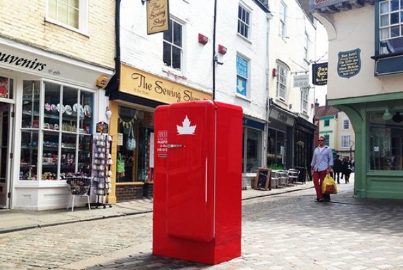 Keine britische Telefonzelle, sondern ein kanadischer Kühlschrank mitten in London.