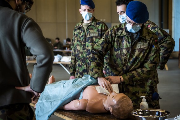 Soldiers from the Swiss Army &quot;Bataillon Hopital 2&quot; from &quot;Division territoriale 1&quot; practice health and medical exercises in the military camp before being deployed in support of pub ...