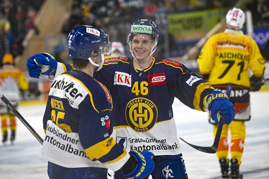 Die Davoser Marc Wieser (Torschuetze), und Dominik Egli, (Passgeber), vl. jubeln nach ihrem Treffer zur 2:0 Fuehrung, im Eishockey-Qualifikationsspiel der National League zwischen dem HC Davos und dem ...