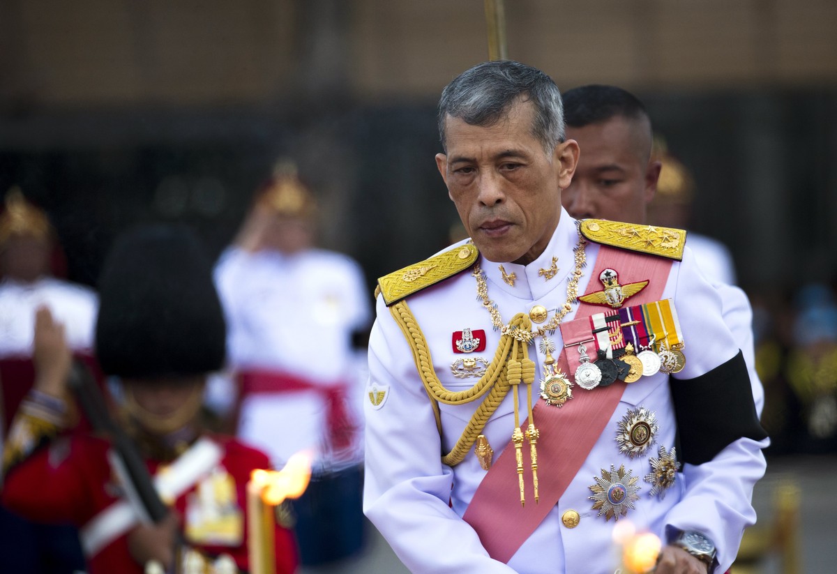 epa06284096 Thai King Maha Vajiralongkorn Bodindradebayavarangkun arrives to lay flowers paying respect to the statue of King Chulalongkorn or King Rama V to mark the late king's 107th anniversar ...