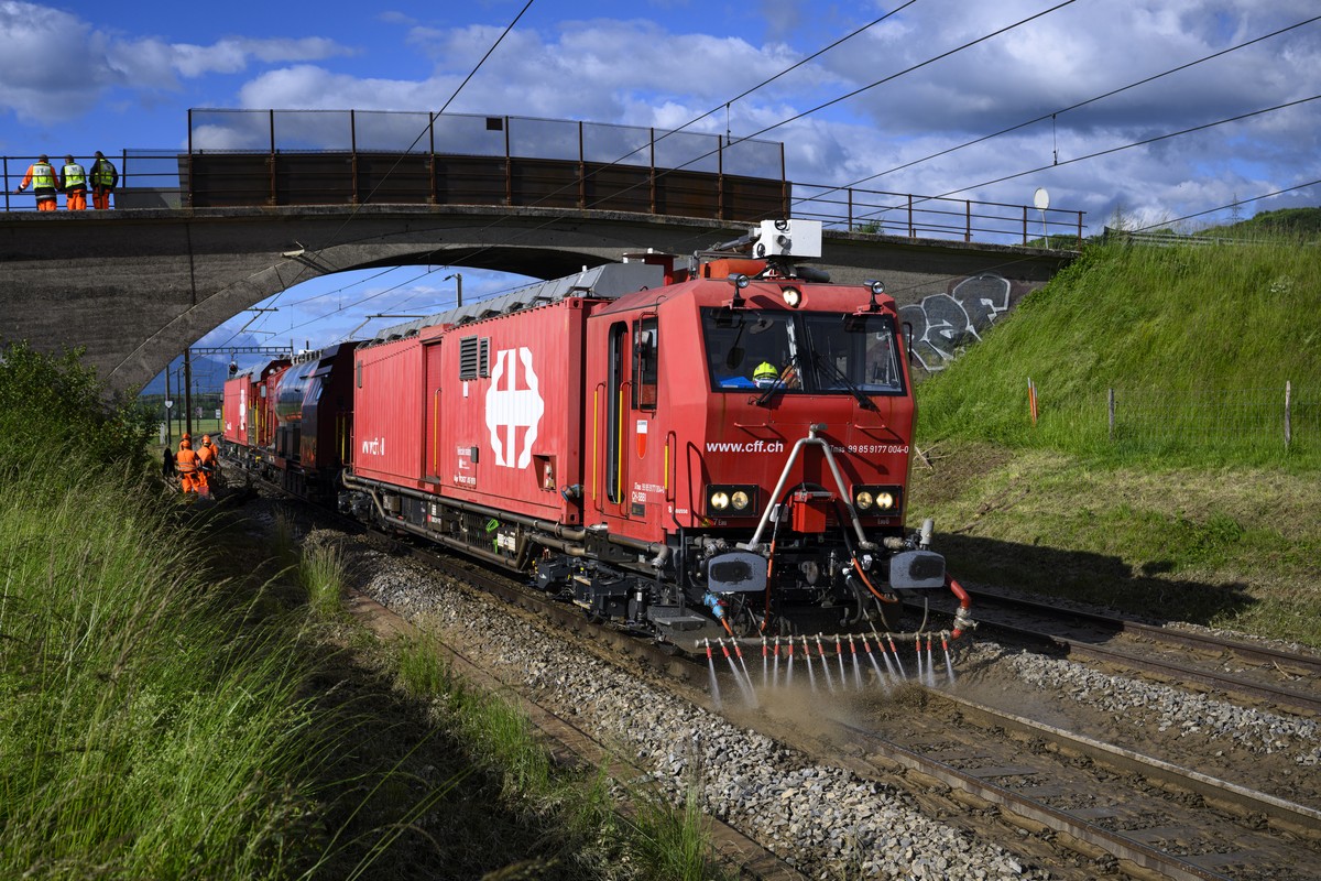 Des employes de CFF s'affairent a retablir la circulation des train en nettoyant les voies de la boue a l'aide du train d'extinction et de sauvetage des CFF ce jeudi 30 mai 2024 a Chavo ...