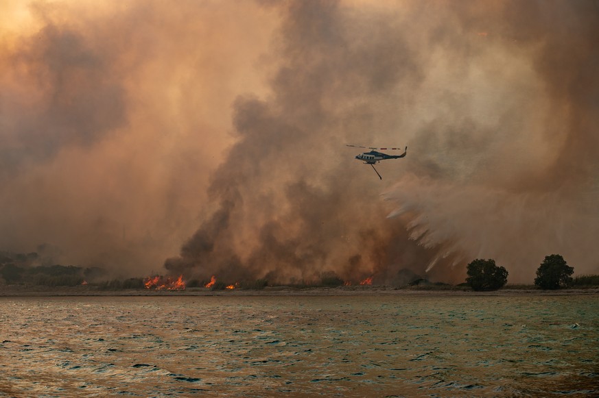 KEYPIX - epa12193970 A firefighting helicopter during firefighting operations on Chios Island, Greece, 24 June 2025. Minister of Climate Crisis and Civil Protection Yannis Kefalogiannis visited Chios  ...