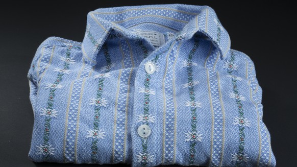 The Swiss edelweiss shirt by Atelier Jenni, a Swiss product with the label &quot;Swiss Made&quot;, pictured on August 21, 2013, in Zurich, Switzerland. (KEYSTONE/Gaetan Bally)

Das Schweizer Edelweiss ...