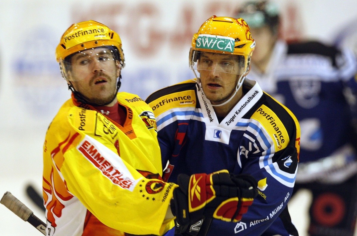 Christian Dube vom SC Bern, links und Patrick Fischer vom EV Zug, beim Eishockeyspiel der National League A zwischen dem EV Zug und dem SC Bern am Sonntag, 16. November 2008, im Hertistadion in Zug. ( ...