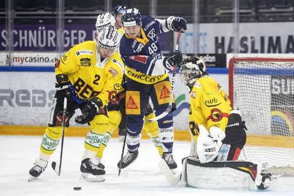 Berns Beat Gerber, Zugs Carl Klingberg und Berns Torhueter Philip Wuethrich, von links, im Eishockey Spiel der National League zwischen dem EV Zug und dem SC Bern am Donnerstag, 3. Dezember 2020, in d ...