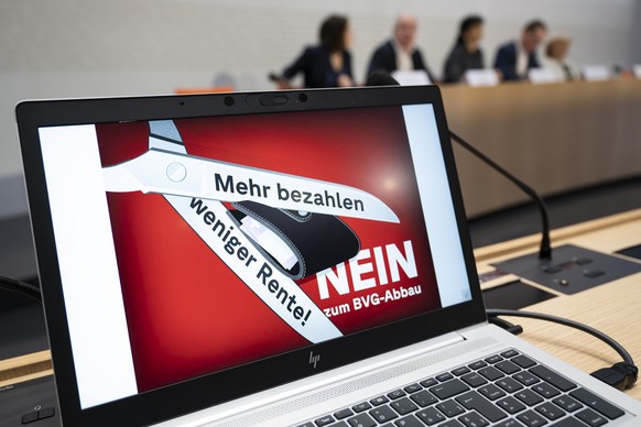 Das Plakat &quot;Nein zum BVG-Abbau&quot; wird auf einem Bildschirm angezeigt, waehrend einer Medienkonferenz ueber den Start der Unterschriftensammlung gegen die Pensionskassen-Rentensenkung duch die ...