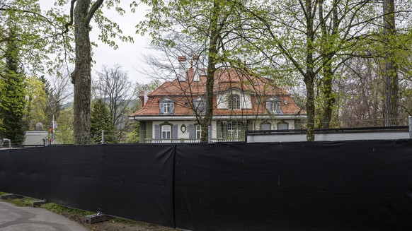 Blick auf die Russische Botschaft, am Donnerstag, 20. April 2023, in Bern. Die Botschaft wurde rundum mit einem schwarzen Sichtschutz ausgestattet. (KEYSTONE/Peter Schneider)