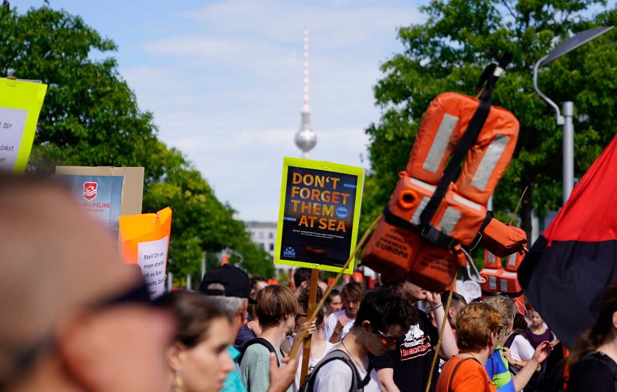 epa06871426 Protesters march to the Chancellery during a demonstration organized by 'Seebruecke' group in Berlin, Germany, 07 June 2018. Refugee initiatives in Germany have called for demons ...