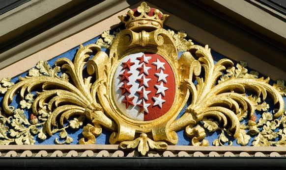 The coat of arms of the Canton Valais on the facade of a building, pictured on October 12, 2010 in Sion, Switzerland. (KEYSTONE/Jean-Christophe Bott)

Les armoiries du Canton du Valais sont photogaphi ...