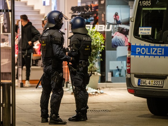 21.06.2020, Baden-Wuerttemberg, Stuttgart: Einheiten der Polizei stehen vor einem zerstoerten Geschaeft in der Koenigstra