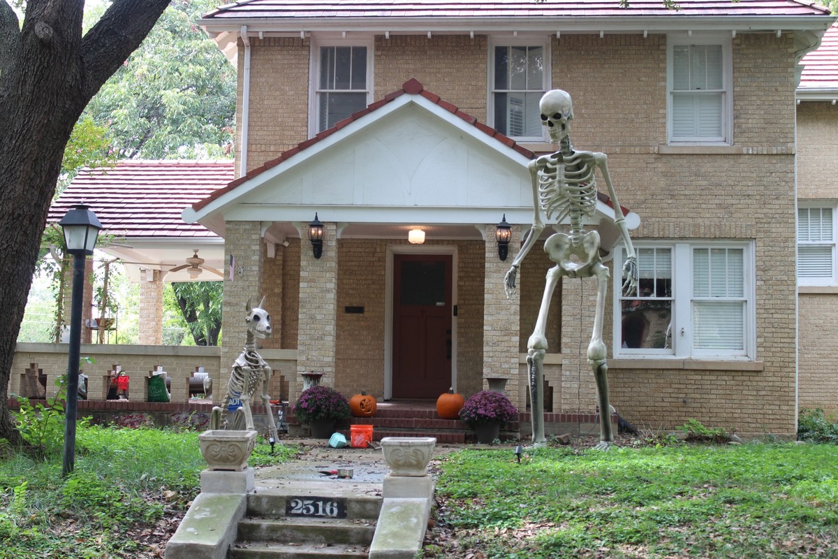 De l’Etat de Washington au Texas, découvrez 31 photos de maisons américaines décorées pour Halloween, entre squelettes géants et monstres gonflables.